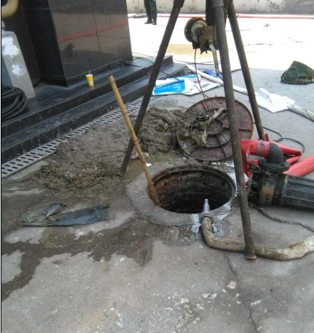 攜手疏通化糞池，保護(hù)小區(qū)環(huán)境衛(wèi)生